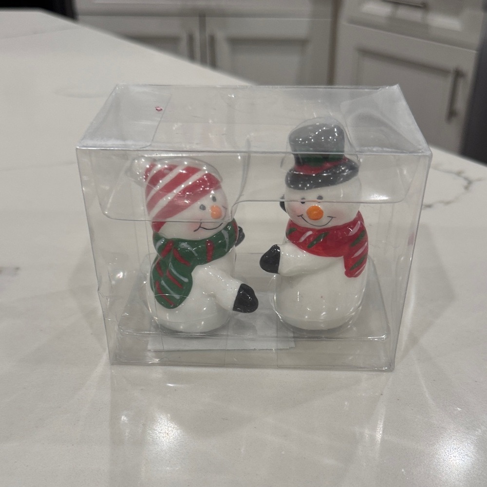 NIB! Festive Snowman Salt and Pepper Shaker Set